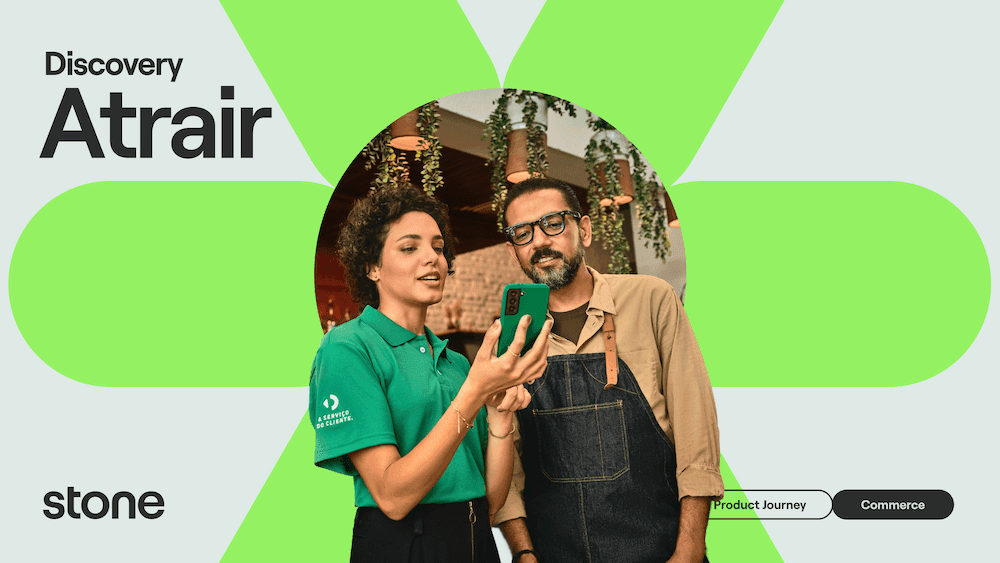 A discovery deck cover titled “Atrair” (Attract), showing a Stone agent presenting a phone to a shop owner.